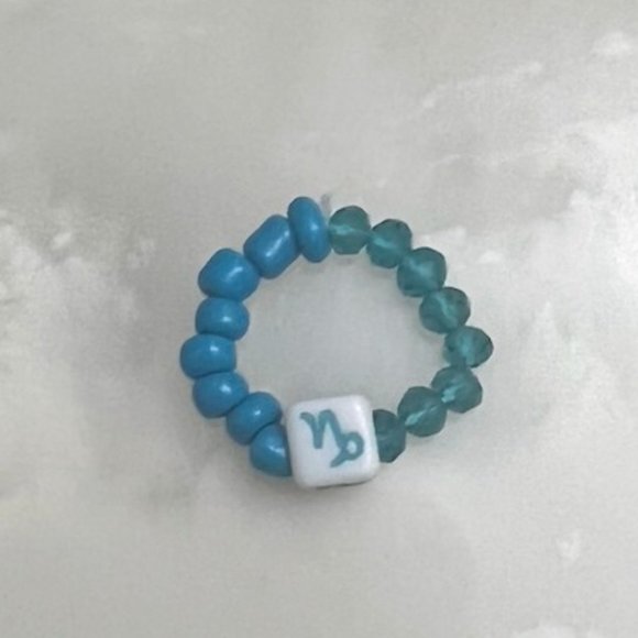 "CAPRICORN" HOROSCOPE AQUA BLUE CRYSTAL BEADED RING (ONE SIZE) - Picture 1 of 2